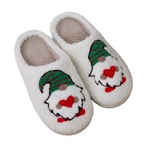 NWT Plush Closed Toe Gnome Holiday Slippers Size 8